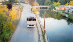 Pohled z mostu na auto